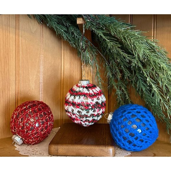 Vintage Glass Crocheted Covered Christmas Balls Decorations Red Green White Blue - Picture 3 of 3